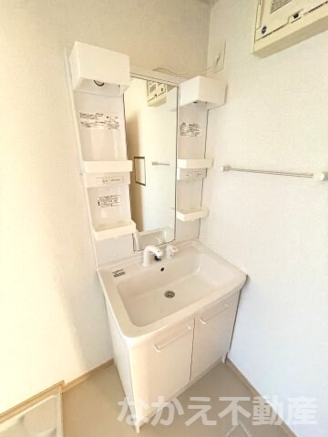 物件内観写真10　(広い洗面スペース)