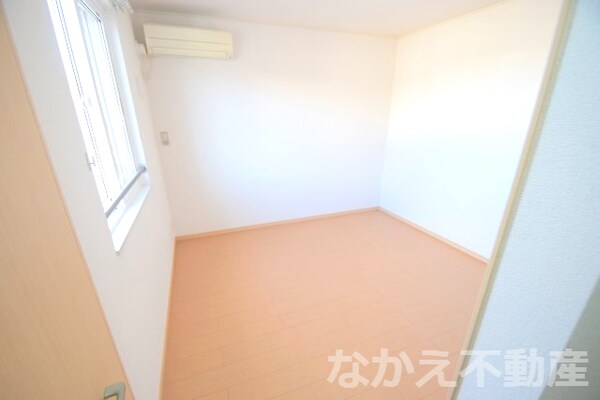 寝室(落ち着いた色調の寝室です)