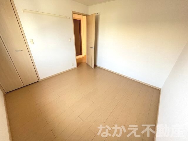 物件内観写真14　(落ち着いた色調の寝室です)