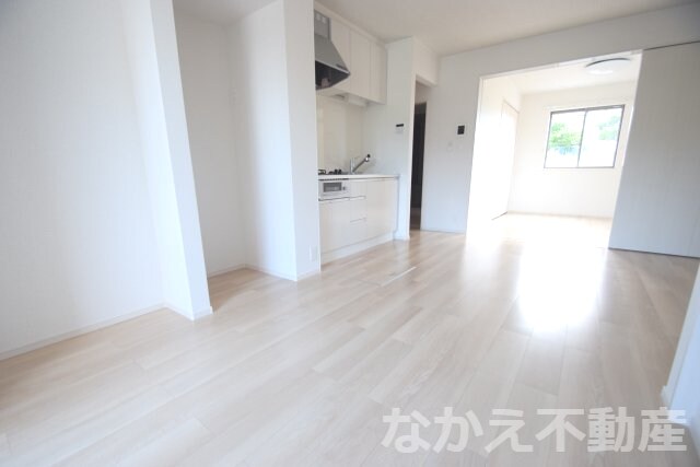 物件内観写真2　(こちらのリビングで趣味の時間をお楽しみください)