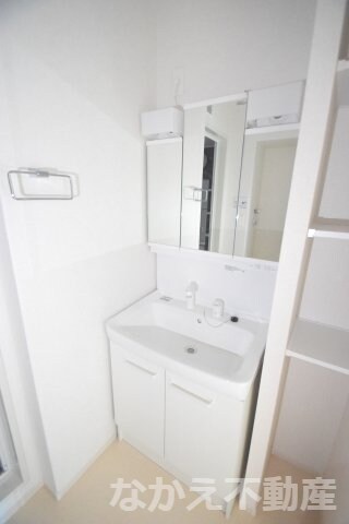 物件内観写真9　(ゆったりとスペースのある洗面所)