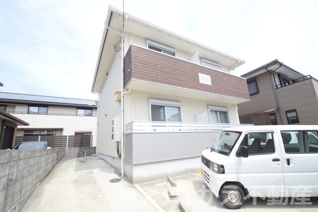 物件外観写真1　(外観は落ち着いています)