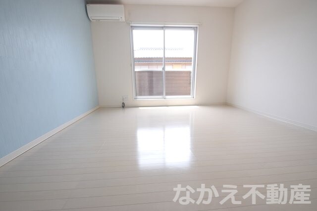 物件内観写真3　(広くて明るい寝室)