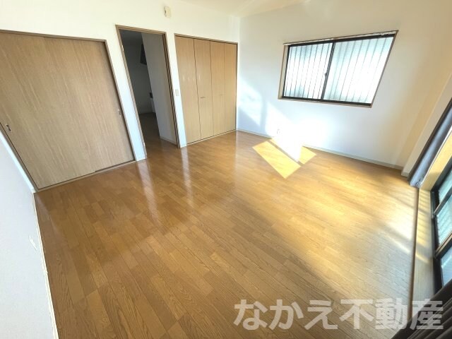 物件内観写真3　(落ち着いた色調の寝室です)
