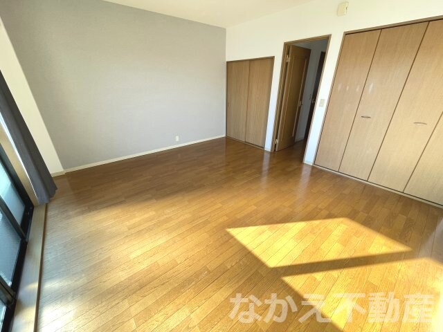 物件内観写真4　(落ち着いた色調の寝室です)