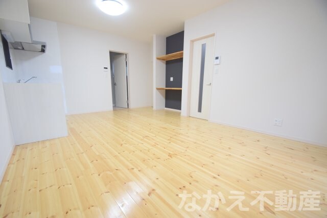 物件内観写真3　(こちらのリビングで趣味の時間をお楽しみください)