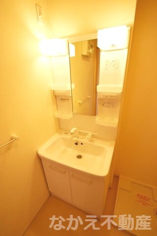 物件内観写真7　(コンパクトで使いやすい洗面所)