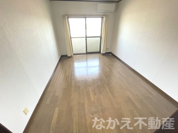 寝室(落ち着いた色調の寝室です)