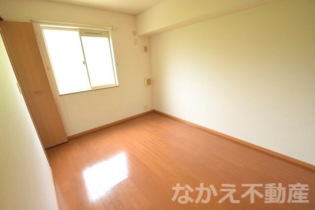 物件内観写真3　(広くて明るい寝室)