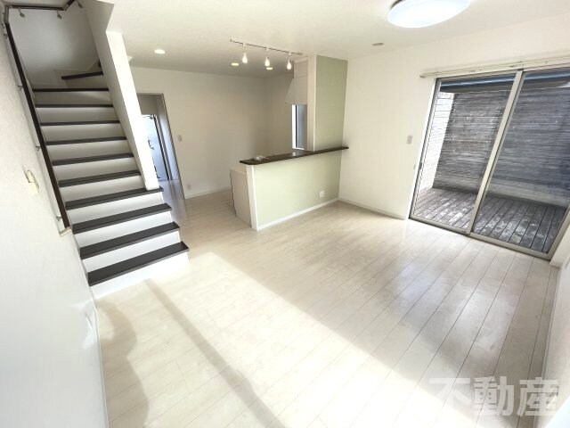 物件内観写真2　(こちらのリビングで趣味の時間をお楽しみください)