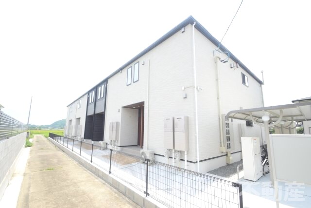 物件外観写真1　(外観もきれいです)