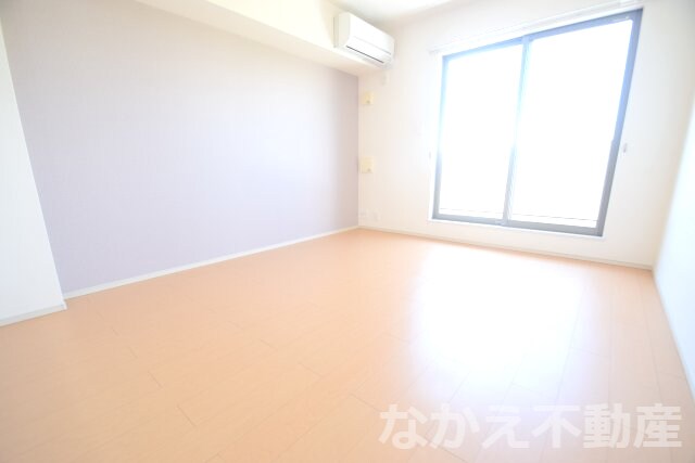 物件内観写真3　(こちらのリビングで趣味の時間をお楽しみください)