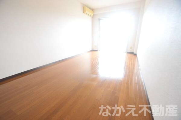 居室(ゆったり過ごせる居間です)