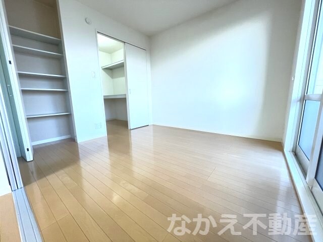 物件内観写真4　(落ち着いた色調の寝室です)