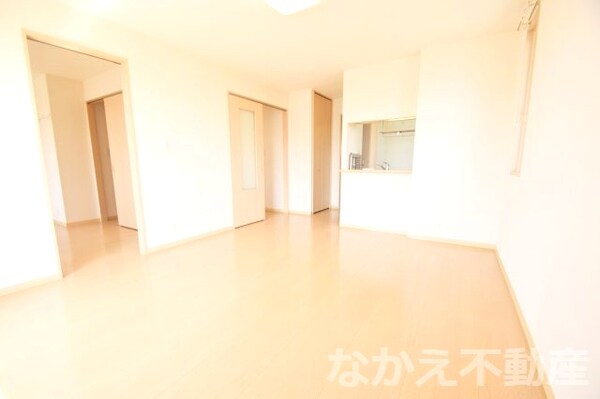 居室(こちらの居間で趣味の時間をお楽しみください)