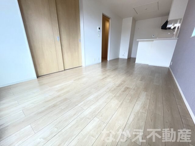 物件内観写真4　(こちらの居間で趣味の時間をお楽しみください)