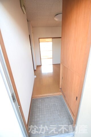 物件内観写真7　(ゆったりとした玄関です)