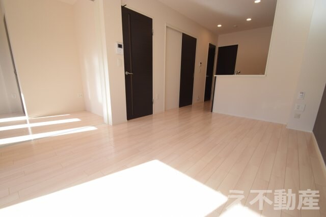 物件内観写真2　(こちらのリビングで趣味の時間をお楽しみください)