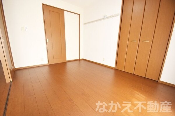 寝室(落ち着いた色調の寝室です)