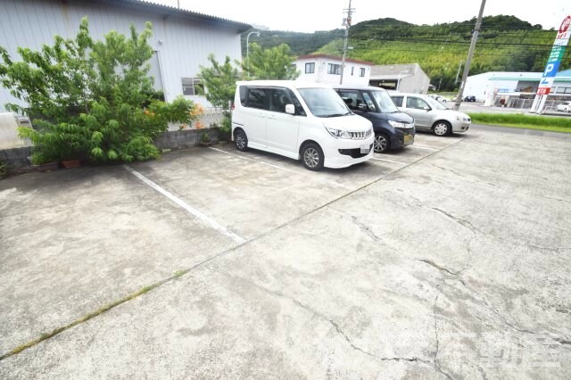 物件外観写真2　(車をお持ちの方に嬉しい駐車場付きの物件です)