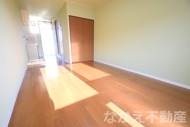 物件内観写真3　(ゆったりとした居間です)