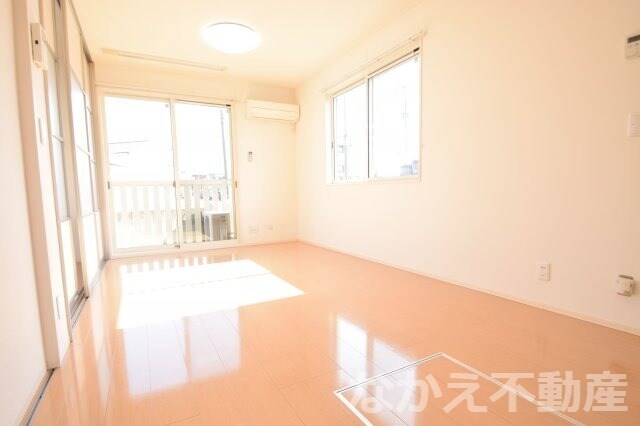 物件内観写真2　(こちらの居間で趣味の時間をお楽しみください)