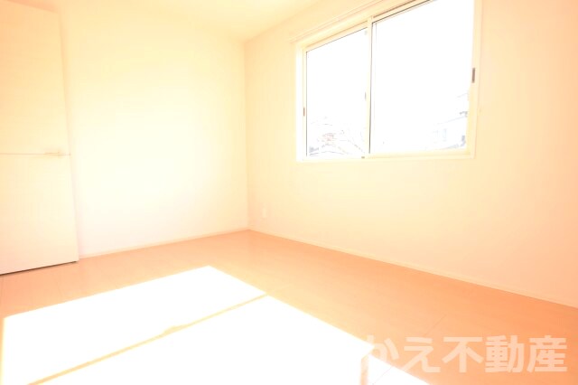 物件内観写真14　(広くて明るい寝室)