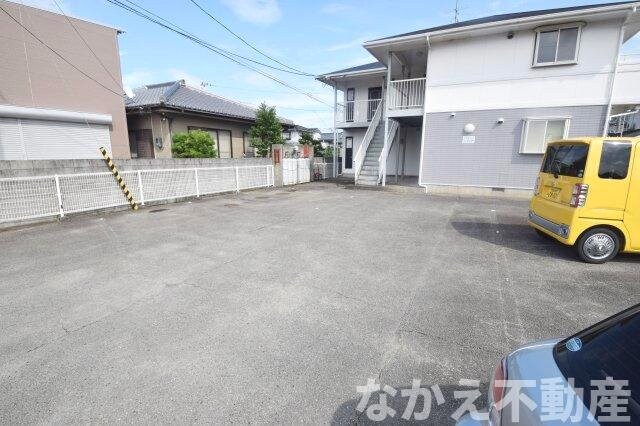 物件外観写真2　(駐車場があるので、車を買う予定の方も安心です)