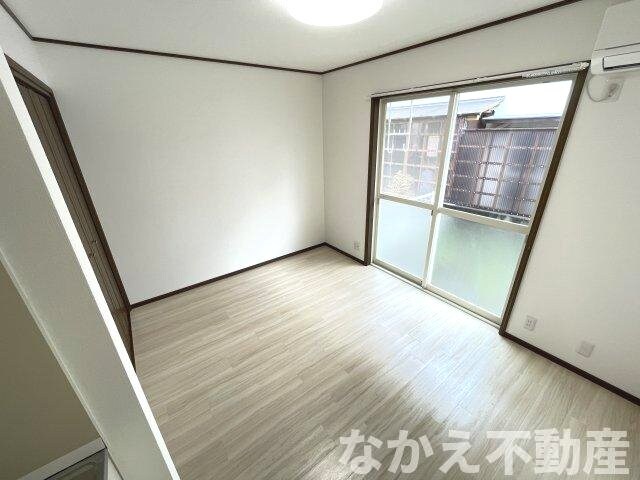 物件内観写真5　(ゆったりとした居間です)