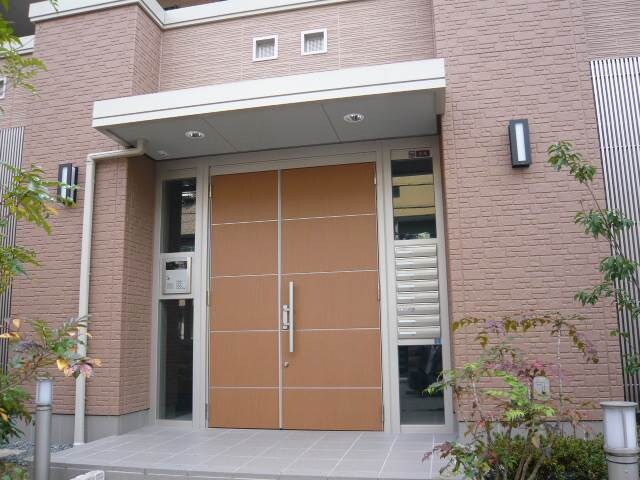 物件外観写真6　(もちろんオートロックです。)