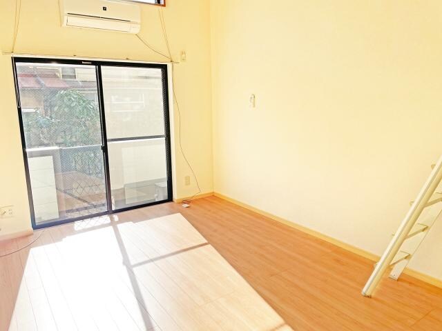 物件内観写真2　(洋室8畳)