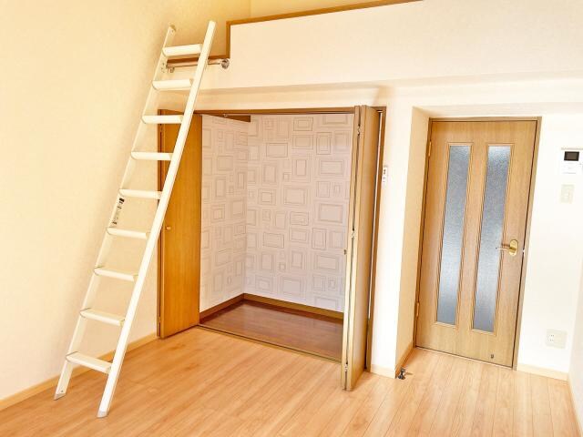 物件内観写真3　(ロフト側)