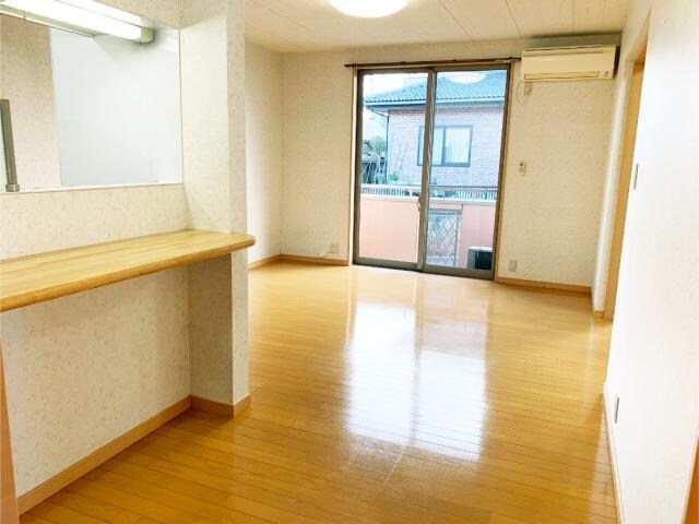 物件内観写真2　(リビングその１)