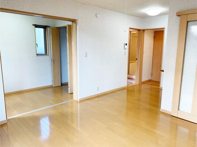 物件内観写真3　(リビングその２)