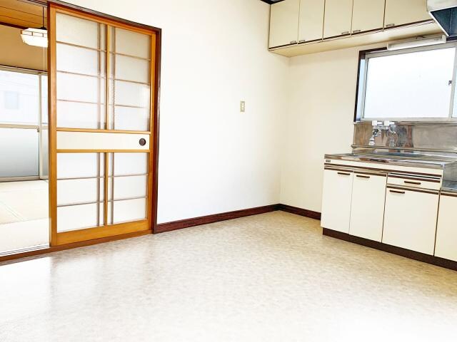 物件内観写真2　(ダイニングキッチン)