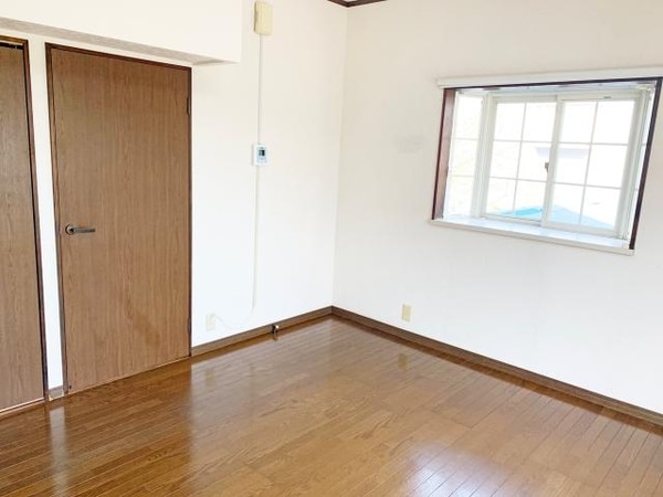 居室(出窓とインターホン)