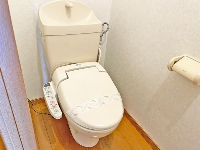 物件内観写真8　(温水暖房便座付き)