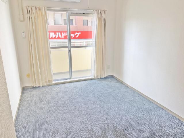 物件内観写真2　(洋室６畳サッシ側)