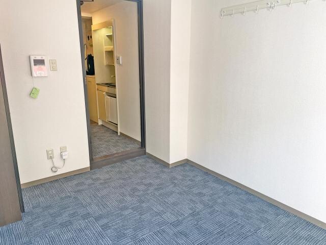 物件内観写真3　(絨毯クロス張替え済み)