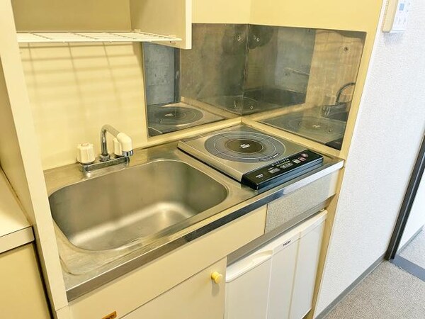 キッチン(IHヒーターと冷蔵庫設置)