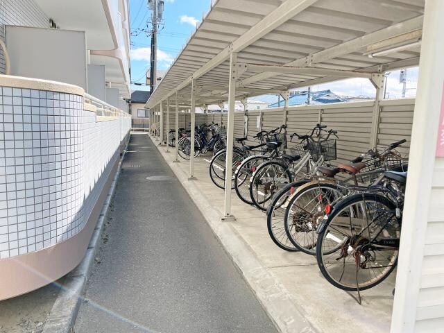 物件内観写真16　(広めの駐輪場)