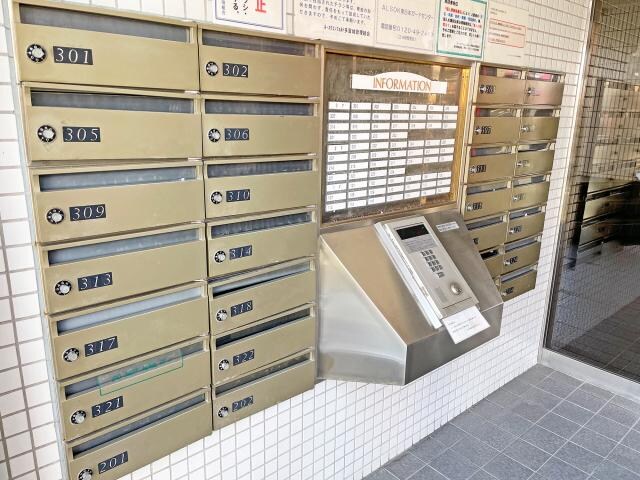 物件内観写真18　(オートロックと郵便受け)
