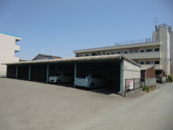 駐車場(雨や雪の日に便利な屋根付き駐車場)