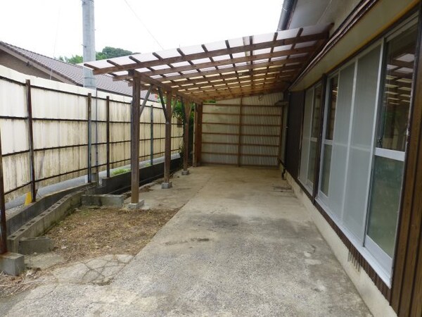 駐車場(屋根付き駐車場。雨の日は洗濯物を干せたり出来ます。)