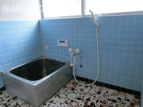 浴室(追い焚き機能付きの便利なお風呂です。１日の疲れを癒せます。)
