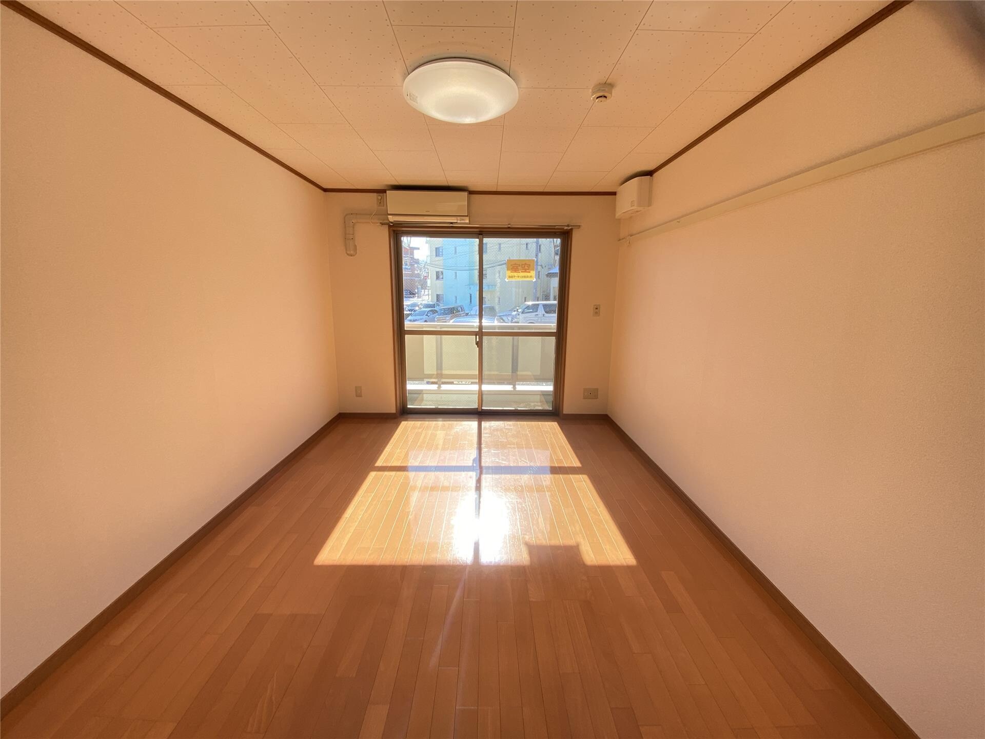 物件内観写真3　(南向き、8.4帖のお部屋です)