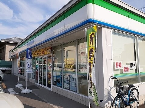 物件外観写真8　(ファミリーマートさんまで250m)