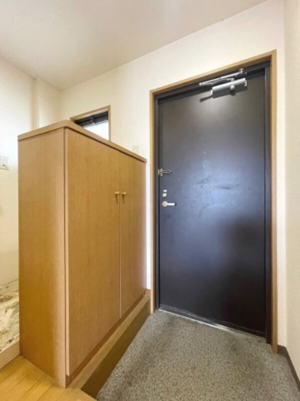玄関(同物件、類似間取りのイメージ写真です)
