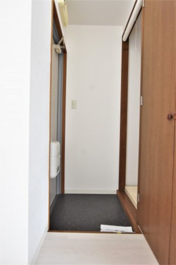 玄関(同物件、類似間取りのイメージ写真です)