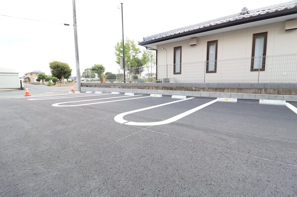 駐車場(1台ごとがゆったり駐車できます。)